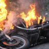 MOTOCICLETĂ în FLĂCĂRI pe o stradă din municipiul BOTOȘANI! Focul s-a extins rapid și a afectat o clădire - News Moldova