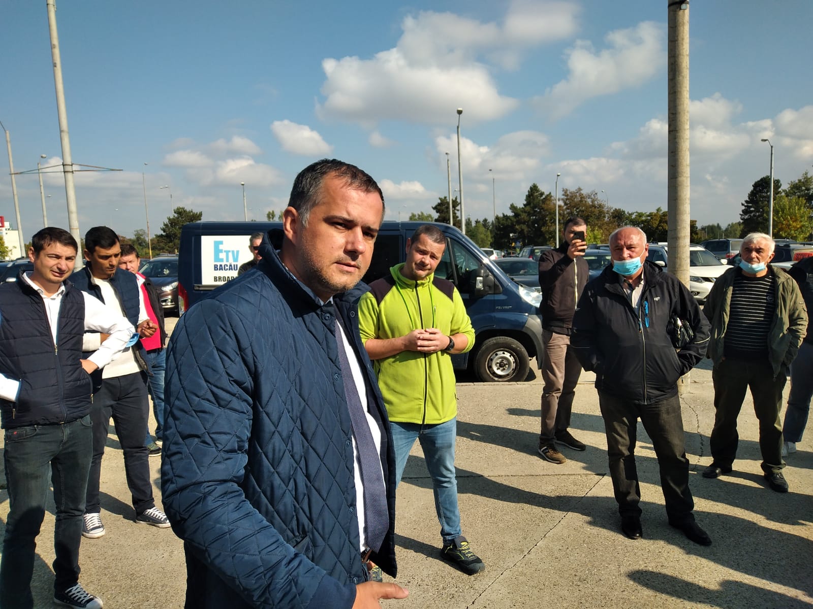 PROTEST in fata Primariei Bacau - Instructorii auto nemultumiti de noile restrictii - News Moldova