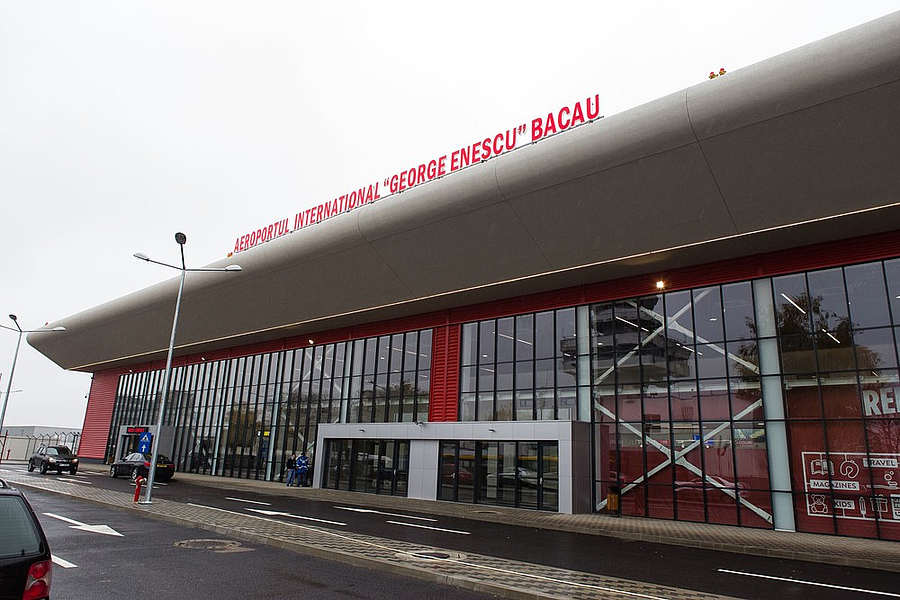 BĂRBAT din județul BOTOȘANI, urmărit INTERNAȚIONAL, prins pe Aeroportul din BACĂU - News Moldova
