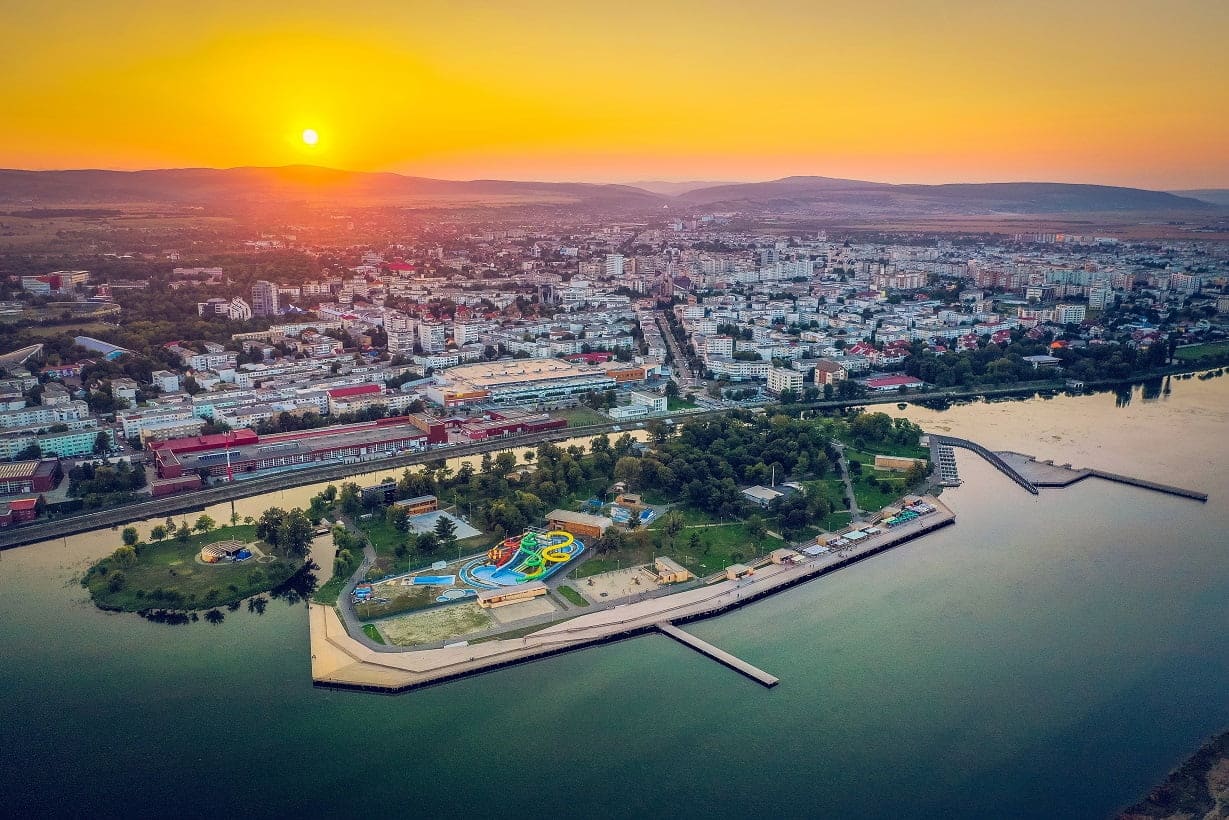Deși este funcțional, băcăuanii nu se vor putea bucura nici vara aceasta de Aquapark-ul de la Insula de Agrement. Motivul invocat de primarul VIZITEU - News Moldova