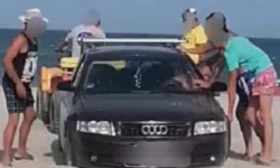 Un tânăr din Neamț a dorit să impresioneze, dar a rămas cu mașina blocată în nisip, pe malul mării - News Moldova