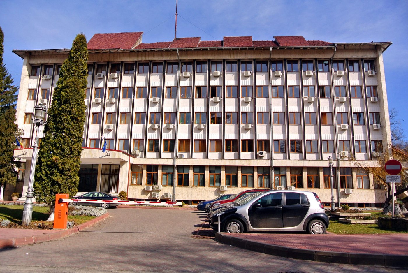 Angajați ai Prefecturii Neamț și ai Primăriei Dumbrava Roșie, REȚINUȚI pentru acte de CORUPȚIE - News Moldova