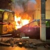 O maşină a luat foc la Neamț, după ce a intrat într-un buldoexcavator parcat la Roman! - News Moldova