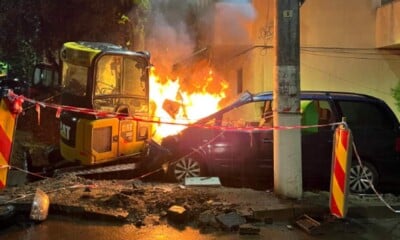 O maşină a luat foc la Neamț, după ce a intrat într-un buldoexcavator parcat la Roman! - News Moldova